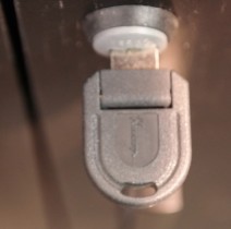 Kinnarps E-serie ringpermreol med dører i sort eikefiner, 120cm bredde, 80cm høyde, pent brukt