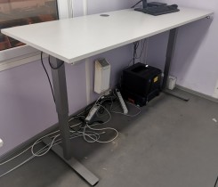 Elektrisk hevsenk skrivebord fra EFG, lys grå plate, 200x73cm, grått understell, 118cm maxhøyde, pent brukt