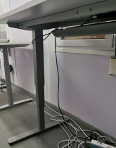 Elektrisk hevsenk skrivebord fra EFG, lys grå plate, 200x73cm, grått understell, 118cm maxhøyde, pent brukt