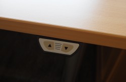 Kinnarps elektrisk hevsenk hjørneløsning skrivebord i bøk laminat, 220x220cm, dybde 80cm, T-serie, pent brukt