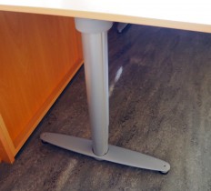 Kinnarps elektrisk hevsenk hjørneløsning skrivebord i bøk laminat, 220x220cm, dybde 80cm, T-serie, pent brukt