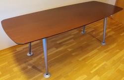Kompakt møtebord fra Fantoni i kirsebær, 208x85cm, passer 6-8 personer, pent brukt