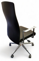 Konferansestol fra Akaba, modell Muga, Design: Jorge Pensi, Sort/Polert aluminium, pent brukt