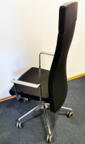 Konferansestol fra Akaba, modell Muga, Design: Jorge Pensi, Sort/Polert aluminium, høy rygg, pent brukt