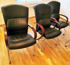 Komfortable møteromsstoler i sort skinn / kirsebær, Signet-serie frå Håg, pent brukt
