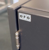 Skap med dører i mørk grå fra EFG, 2 permhøyder, bredde 80cm, høyde 82cm, pent brukt