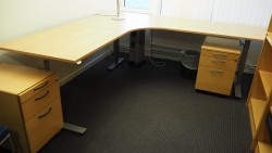 Skrivebord / hjørneløsning med elektrisk hevsenk fra EFG i bøk laminat, 240x220, pent brukt