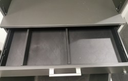Kinnarps ringpermreol E-serie i mørk grå, 4 permhøyder og skuff, 2 åpne høyder øverst, 177cm h, pent brukt
