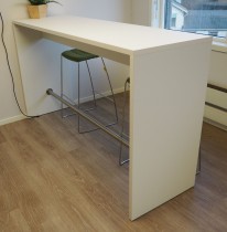 Barbord / ståbord i hvitt, 195x60cm, høyde 111cm, pent brukt