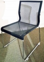 Møteromsstol: Stick Chair fra ICF Italia, sort mesh i sete/rygg, meieunderstell i krom, pent brukt