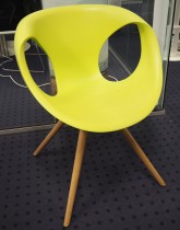 Konferansestol i lyst grønt / eik ben fra Tonon, modell Up, design: Martin Ballendat, pent brukt