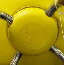Konferansestol i gult / eik ben fra Tonon, modell Up, design: Martin Ballendat, pent brukt