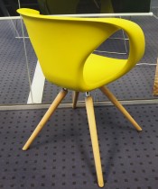 Konferansestol i gult / eik ben fra Tonon, modell Up, design: Martin Ballendat, pent brukt