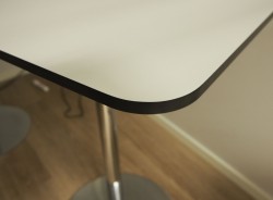 Barbord / ståbord i hvit kompaktlaminat / krom fra Skandiform, modell Slitz, 165x65cm, høyde 91cm, pent brukt