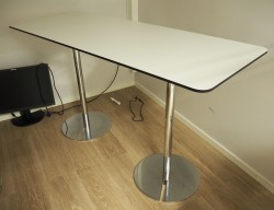 Barbord / ståbord i hvit kompaktlaminat / krom fra Skandiform, modell Slitz, 165x65cm, høyde 91cm, pent brukt
