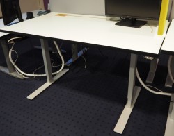 Skrivebord med elektrisk hevsenk i hvitt / grått fra Linak, 140x80cm, pent brukt