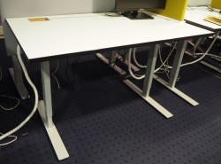 Skrivebord med elektrisk hevsenk i hvitt / grått fra Linak, 140x80cm, pent brukt