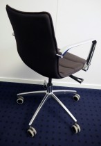 Konferansestol på hjul i mørkt brunt stoff / krom fra Cube Design, modell S10, pent brukt