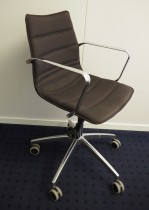 Konferansestol på hjul i mørkt brunt stoff / krom fra Cube Design, modell S10, pent brukt