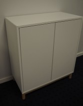 IKEA Eket skap med dører i hvitt, på ben, 70x35x80cm, pent brukt