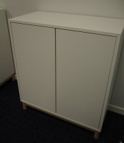IKEA Eket skap med dører i hvitt, på ben, 70x35x80cm, pent brukt