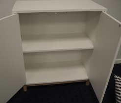IKEA Eket skap med dører i hvitt, på ben, 70x35x80cm, pent brukt