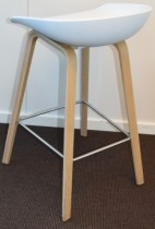 Barkrakk / barstol Hay About a stool i hvitt / eik, sittehøyde 75cm (høy modell), pent brukt