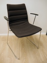 Konferansestol i mørkt brunt stoff / krom med armlene fra Cube Design, modell S10, pent brukt