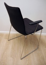 Konferansestol i mørkt brunt stoff / krom med armlene fra Cube Design, modell S10, pent brukt