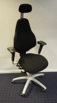 Kontorstol i sort stoff fra RH-stolen, modell Mereo 220, høy rygg, armlene og nakkepute, pent brukt