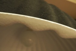 Taklampe i mørk grå filt fra Muuto, modell Under the bell, Ø=82cm, pent brukt