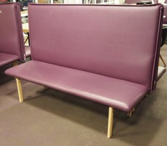 Sittebenk / sofa for kantine e.l med høy rygg i lilla kunstskinn fra Sancal, Modell Rew, bredde 180cm, pent brukt