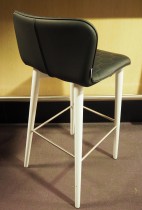 Barkrakk / barstol i sort kunstskinn / hvitt fra Sancal, modell Tea, sittehøyde 75cm, pent brukt