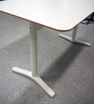 Lite møtebord / skrivebord fra Ikea, modell Billsta, med hvit plate, 130x70cm, H=74cm, pent brukt
