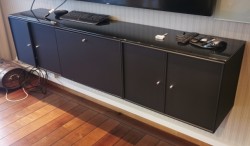 Montana vegghengt skjenk / stereobenk i sort linoleum, topp-plate i glass, 209cm bred, 47cm høy, pent brukt