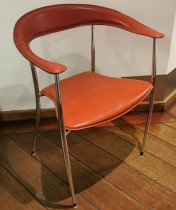 Konferansestol fra Arper i rødbrunt skinn / krom, armlener, brukt
