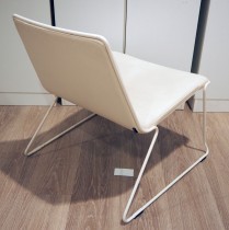 Loungestol i kremfarget skinnimitasjon / hvitlakkert metall fra Johanson Design, modell Speed, pent brukt