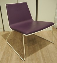 Loungestol i lilla skinnimitasjon / hvitlakkert metall fra Johanson Design, modell Speed, pent brukt