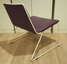 Loungestol i lilla skinnimitasjon / hvitlakkert metall fra Johanson Design, modell Speed, pent brukt