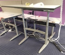 Elektrisk hevsenk skrivebord fra EFG , hvit plate med sort kant, 140x80cm, pent brukt