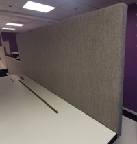 Bordskillevegg / bordskjerm i lysegrått stoff, 140x50cm, pent brukt