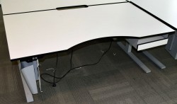 Ragnars elektrisk hevsenk bord i lysegrått (nesten hvitt), med sort kant, 160x90cm med innsving/magebue, pent brukt