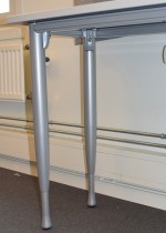 Sidebord til skrivebord 120x40cm i Kinnarps Series One i lys grått, grå ben, pent brukt