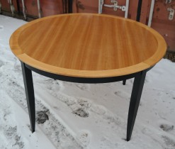 Kafebord / konferansebord i kirsebær / sort fra Gärsnäs, Ø=120cm, høyde 73cm, brukt