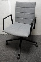 Lekker konferansestol på hjul fra Lammhults, modell Archal, nytrukket i grått stoff, sort understell, pent brukt