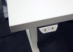 Skrivebord med elektrisk hevsenk i hvitt fra EFG, 120x80cm, pent brukt understell med ny plate