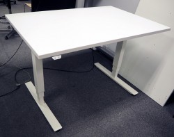 Skrivebord med elektrisk hevsenk i hvitt fra EFG, 120x80cm, pent brukt understell med ny plate