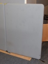 Lyddempende skillevegg i lys grå fra Abstracta, 120cm bredde, 137cm høyde, pent brukt
