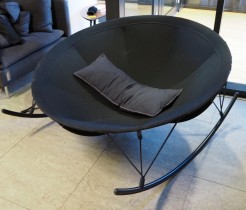 IKEA PS 2017 gyngestol i sort, bredde 127cm, pent brukt