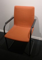 Konferansestol fra Brunner i orange stoff / sort, modell Pheno, pent brukt